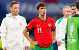 Bernado Silva động viên Joao Felix sau quả penalty hỏng ăn