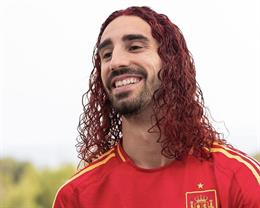 Nói là làm, Cucurella nhuộm tóc đỏ sau khi vô địch Euro