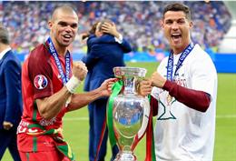 Ronaldo tri ân Pepe: Chúng ta giành được mọi thứ cùng nhau