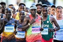 Kipchoge bỏ cuộc, Olympic có nhà vô địch marathon mới