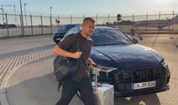 VIDEO: Matthijs de Ligt và Noussair Mazraoui cập bến Carrington, chuẩn bị ký hợp đồng với MU