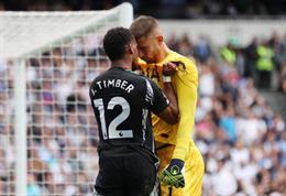 "Jurrien Timber đáng lẽ phải nhận thẻ đỏ trước Tottenham"