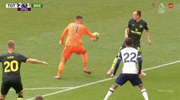 Thủ môn Tottenham chơi bóng lộ liễu ngoài vòng cấm nhưng không bị phạt