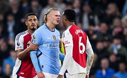 Erling Haaland ném bóng vào đầu Gabriel sau bàn thắng phút chót