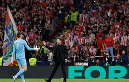 Diego Simeone nhắc nhở Thibaut Courtois sau derby Madrid