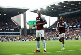 Arsenal được khuyên chiêu mộ tiền đạo của Aston Villa