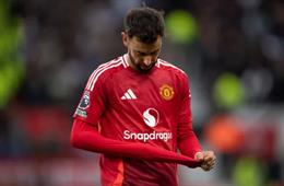 Diogo Dalot bảo vệ Bruno Fernandes 