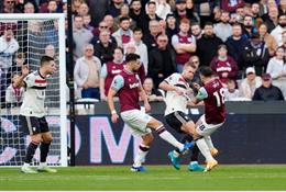 Howard Webb: "VAR sai lầm khi cho West Ham hưởng penalty trước MU"