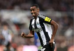 Newcastle cập nhật tình hình của Isak và Gordon trước trận gặp Arsenal  