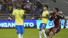 "Quả bóng bạc" Vinicius sút hỏng 11m, Brazil phải chia điểm với Venezuela