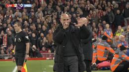 VIDEO: Pep Guardiola lên tiếng về hành động "đếm cúp" ở Anfield