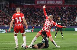 Liverpool may mắn được hưởng penalty trước Girona?