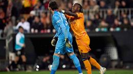 Vinicius Junior xin lỗi sau khi phải nhận thẻ đỏ trước Valencia