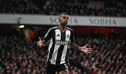 Alexander Isak kéo sập pháo đài Emirates