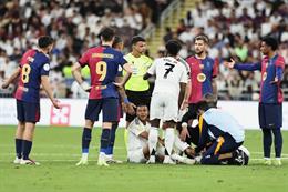 Raphinha ngăn Kylian Mbappe được chăm sóc y tế trong trận