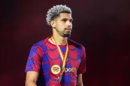 Sao Barca mong Araujo trở lại đội bóng mùa tới
