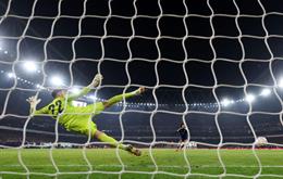 David Raya đoán sai hướng ở cả 5 quả đá luân lưu của Man United