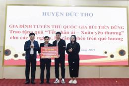 Hành động đẹp của trung vệ ĐT Việt Nam