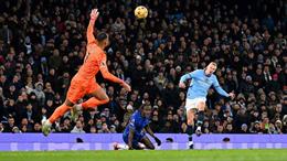 Neville so sánh Robert Sanchez với Loris Karius