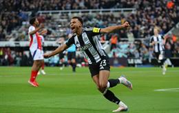Newcastle đăng ảnh quả bóng Carabao Cup để chế giễu Arsenal