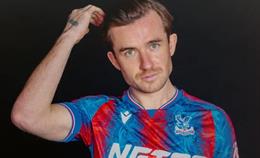 HLV Oliver Glasner cảnh báo Ben Chilwell trước trận ra mắt Crystal Palace