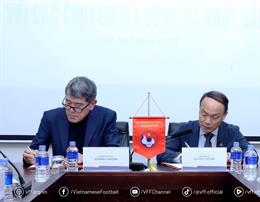 LĐBĐ Việt Nam gia hạn hợp đồng với GĐKT Koshida Takeshi