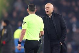 Xác định án phạt cho Arne Slot sau tấm thẻ đỏ ở trận đấu Everton