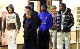 Cầu thủ MU xuống phố dạo chơi để chuẩn bị cho cuộc chiến trụ hạng