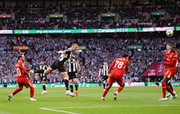 Arne Slot giải thích quyết định tranh cãi ở trận thua Newcastle