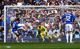 David Raya bị chỉ trích sau trận hòa Everton