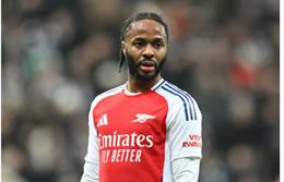 Huyền thoại Arsenal khuyên Leeds United chiêu mộ Raheem Sterling