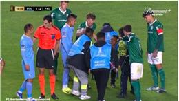 Tân binh Estevao Willian của Chelsea được đưa ra khỏi sân bằng cáng 