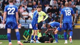 Trận Leicester vs Southampton dừng 11 phút vì trọng tài chấn thương đầu