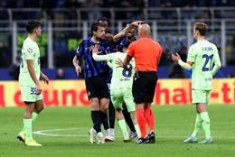 Hé lộ lý do gây ra màn ẩu đả trong hiệp một giữa Inter và Barca