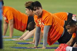 Pansa và dàn sao tuyển Thái Lan làm quen sân Hàng Đẫy