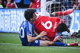 Tiền đạo Nottingham Forest tỉnh lại sau cơn hôn mê vì chấn thương vùng bụng
