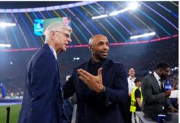 Thierry Henry và Arsene Wenger vui mừng sau trận chung kết Champions League