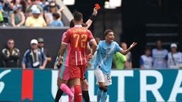 Pep Guardiola không đồng tình với quyết định rút thẻ đỏ Rico Lewis