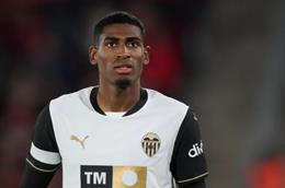 Sao Valencia nổi loạn, yêu cầu được đến Arsenal