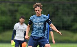 Thần đồng 15 tuổi gây sốt ở buổi tập của Arsenal