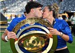 Pedro Neto khóa môi bạn gái cùng chức vô địch FIFA Club World Cup 2025