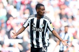 Alexander Isak làm khó Newcastle