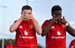 Cậu cả nhà Rooney bắt trước màn ăn mừng của Viktor Gyokeres