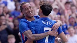 Joao Pedro gửi lời chúc mừng tới Liam Delap sau đại thắng Milan