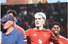 Hình ảnh của Alejandro Garnacho bị CĐV bôi bẩn