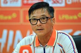 HLV Lê Huỳnh Đức bảo vệ Tiến Linh 