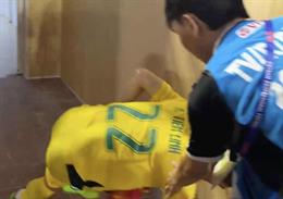 Tiến Linh trượt chân khi ký tặng người hâm mộ