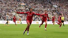 Van Dijk ca ngợi màn ra mắt như mơ của thần đồng Rio Ngumoha