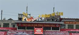 Sân Hà Tĩnh hư hại nặng sau bão, ảnh hưởng đến V.League