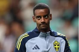 Tại sao Alexander Isak không ra sân trước Slovenia?